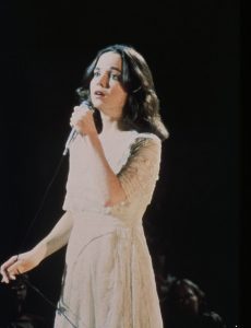 Phoenix (Jessica Harper) wins over the audience and becomes a star.
