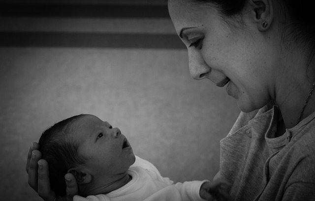 let mom bond with newborn, father bonding with newborn,