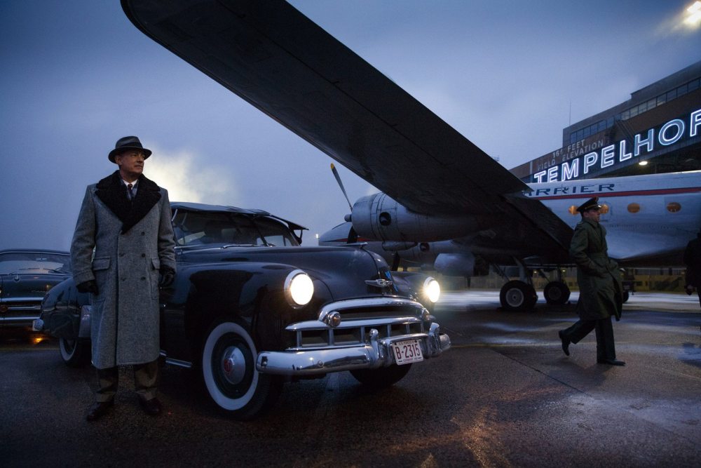 Insurance attorney James Donovan is sent to East Berlin to negotiate a prisoner exchange for downed U2 pilot Francis Gary Powers in Bride of Spies.