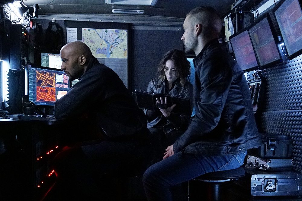 Hunter, Daisy & Hunter hang out. Er, do surveillance together. Image via ABC/Marvel Entertainment