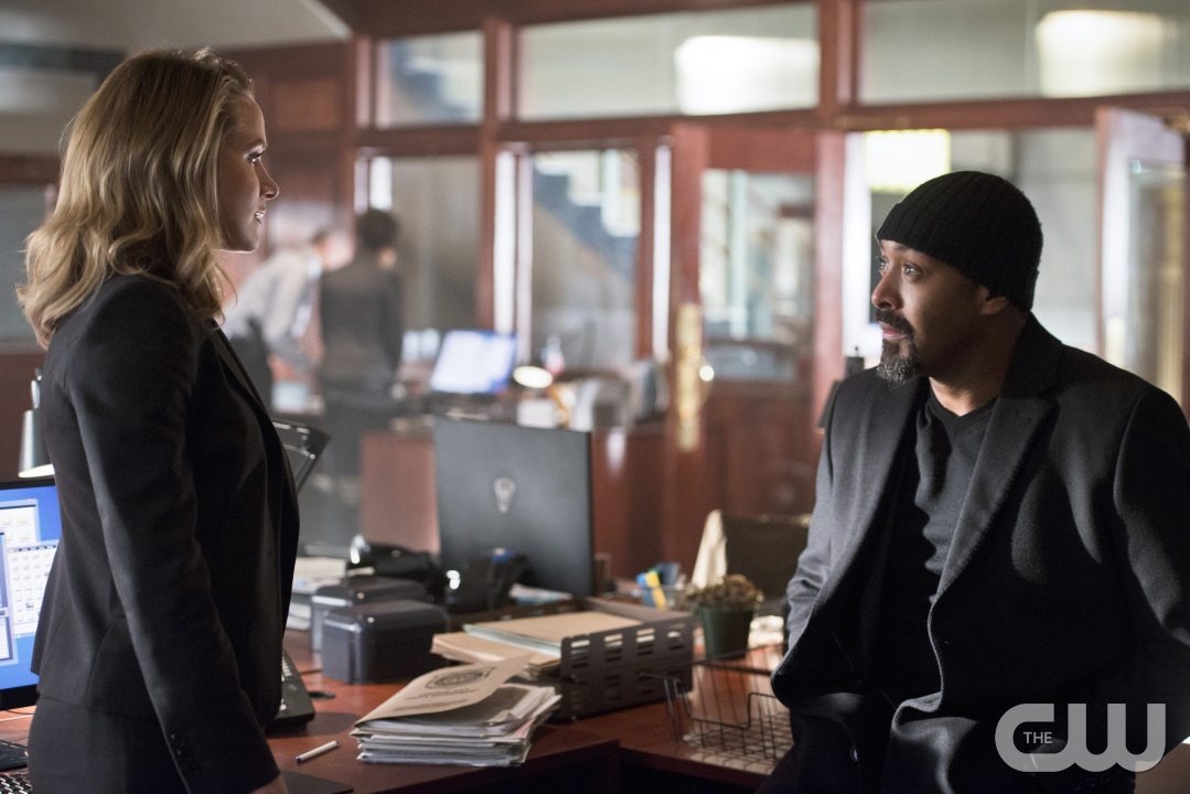 The Flash -- "The Reverse Flash Returns" -- Image FLA211a_0008b -- Pictured (L-R): Shantel Van Santen as Detective Patty Spivot and Jesse L. Martin as Detective Joe West -- Photo: Diyah Pera/The CW -- Ã?Â&copy; 2016 The CW Network, LLC. All rights reserved.