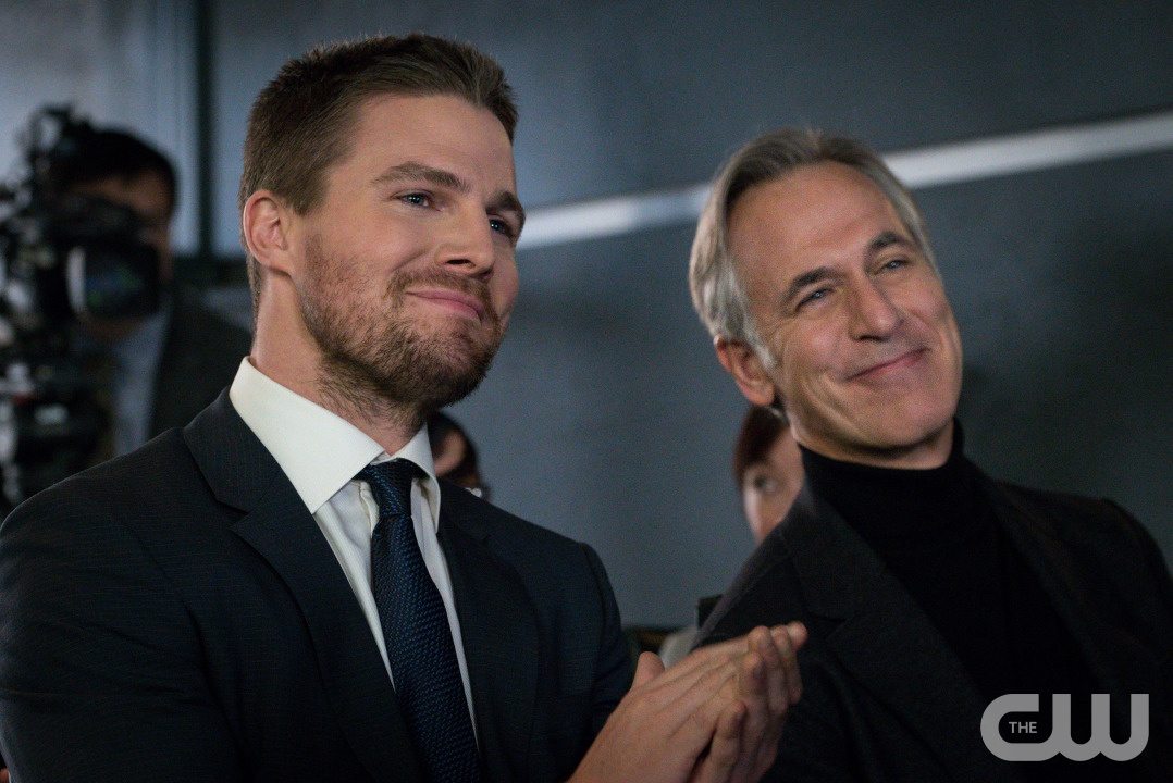 Arrow -- "Unchained" -- Image AR412B_0469r.jpg -- Pictured (L-R): Stephen Amell as Oliver Queen and Tom Amandes as Noah Kuttler/Calculator -- Photo: Liane Hentscher/ The CW -- Ã?Â&copy; 2016 The CW Network, LLC. All Rights Reserved.