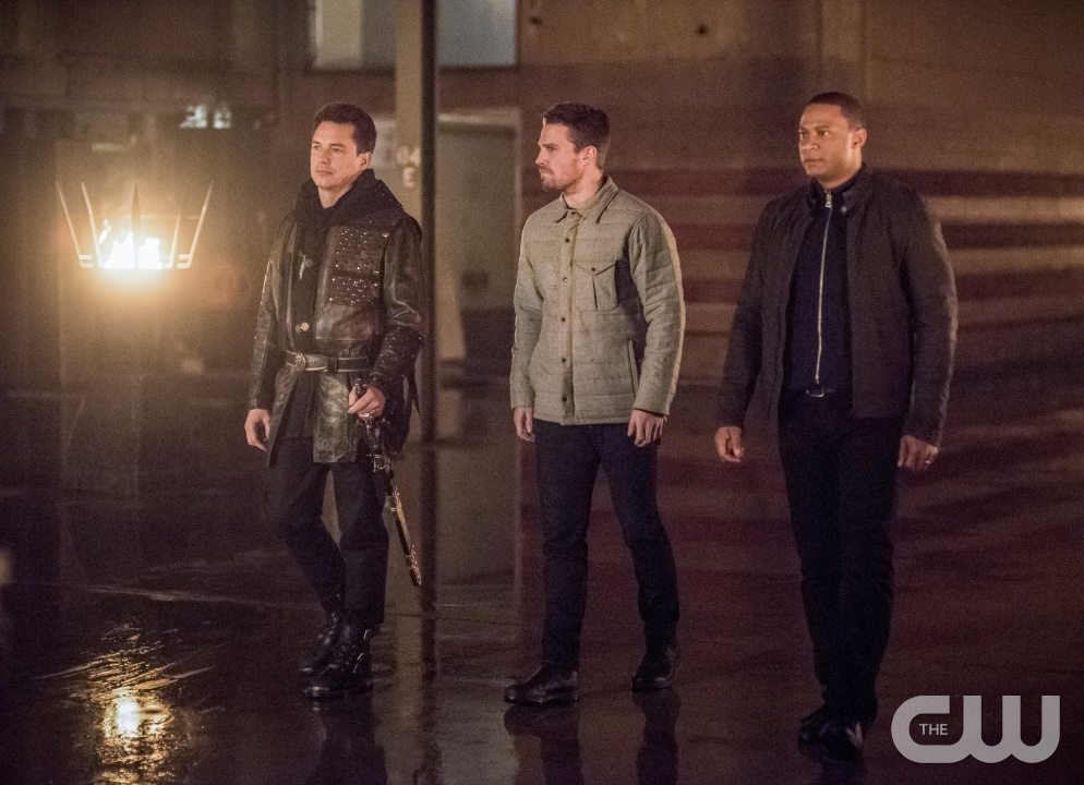 Arrow -- "Sins of the Father" -- Image AR413b_0007b.jpg -- Pictured (L-R): John Barrowman as Malcolm Merlyn, Stephen Amell as Oliver Queen, and David Ramsey as John Diggle -- Photo: Dean Buscher/ The CW -- Ã?Â&copy; 2016 The CW Network, LLC. All Rights Reserved.