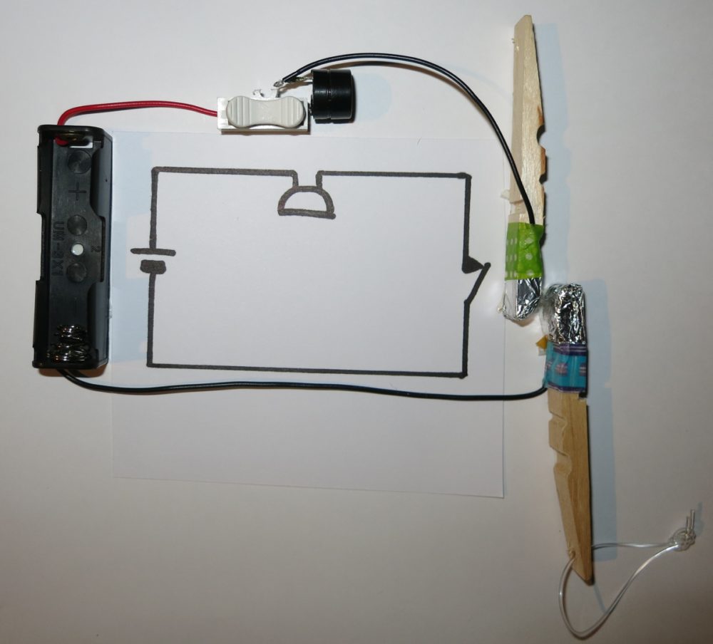 The alarm system: we use a clothespin as switch Image: Bernd Grobauer