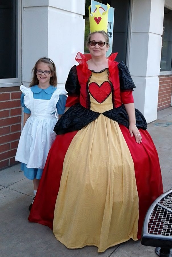 Mother-Daughter Alice/Queen of Hearts public cosplay - first cosplay