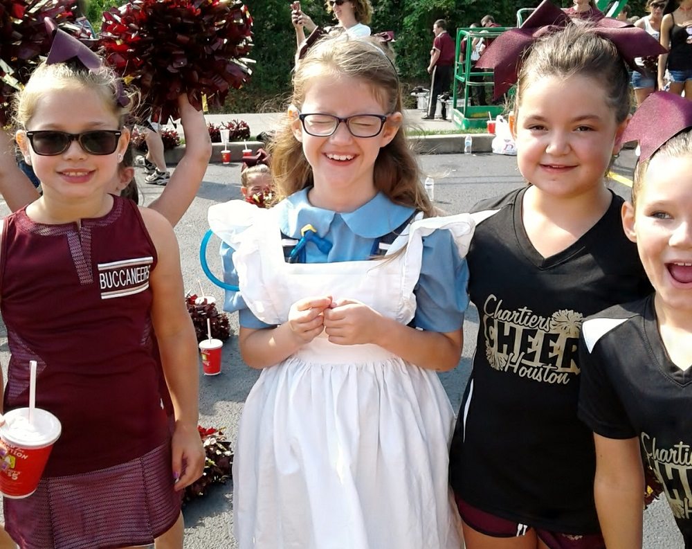 girl in Alice costume attracts attention of elementary school cheerleaders - first cosplay