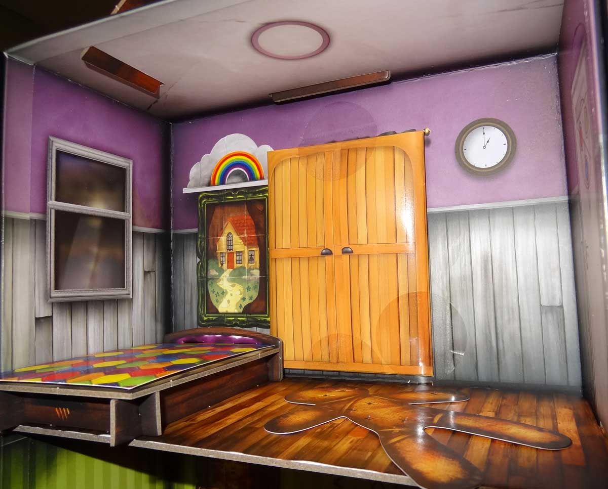 Escape the Room: The Cursed Dollhouse bedroom