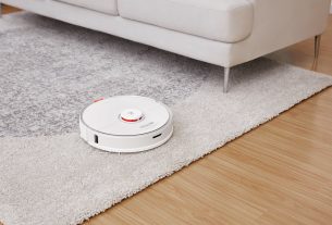 Roborock S7 lifts the mop when it sees carpet.