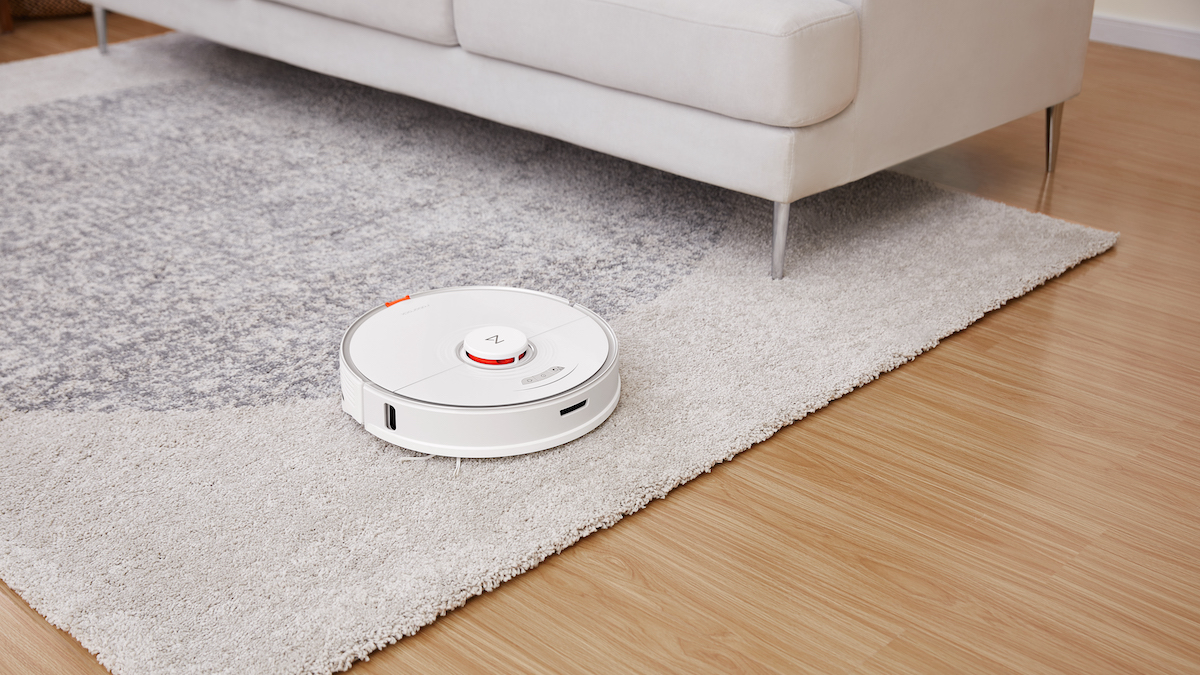 Roborock S7 lifts the mop when it sees carpet.