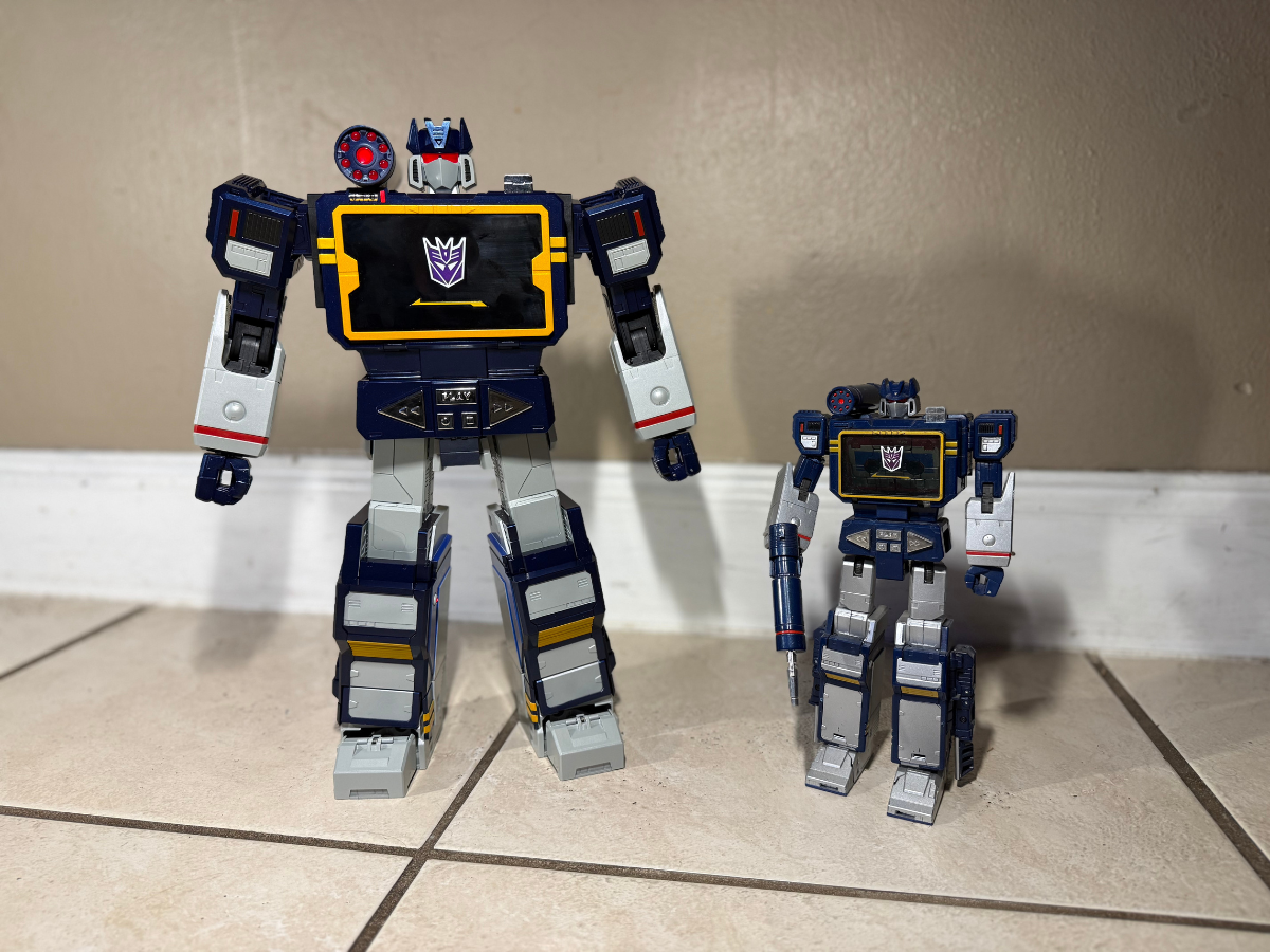 (from left to right) Robosen Flagship G1 Soundwave and Masterpiece Soundwave
